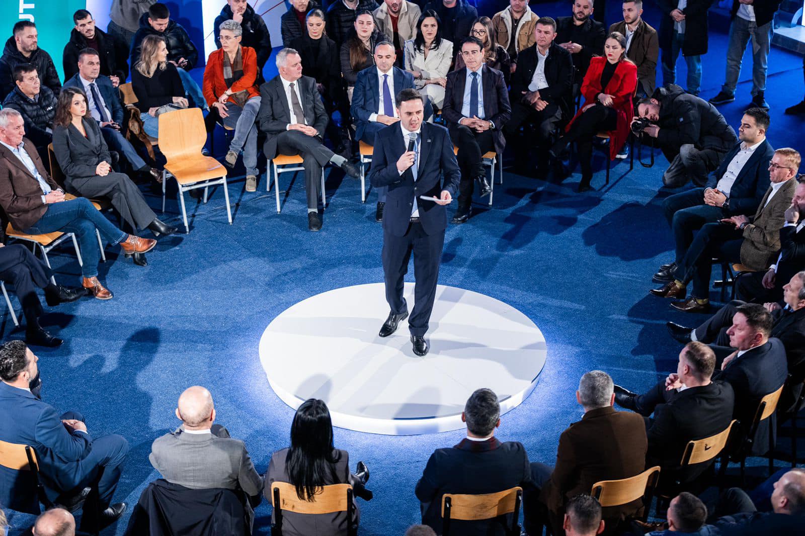 abdixhiku:-derisa-te-tjeret-propagandojne-e-merren-me-ne,-ne-merremi-me-te-ardhmen
