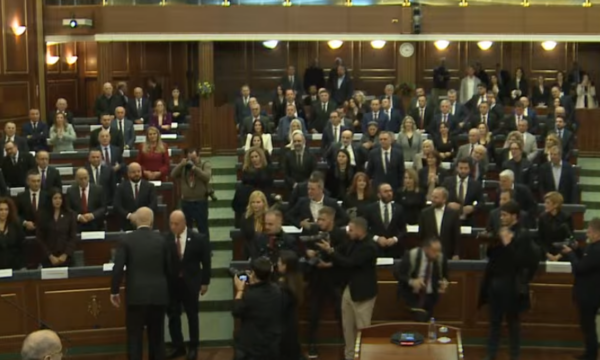 kuvendet-kosove-shqiperi,-rama-shkon-e-pershendet-haradinajn-para-nisjes-se-seances