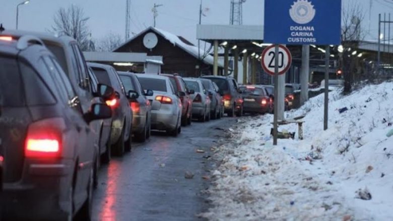 deri-ne-90-minuta-pritjet-per-te-hyre-ne-kosove-nga-dheu-i-bardhe