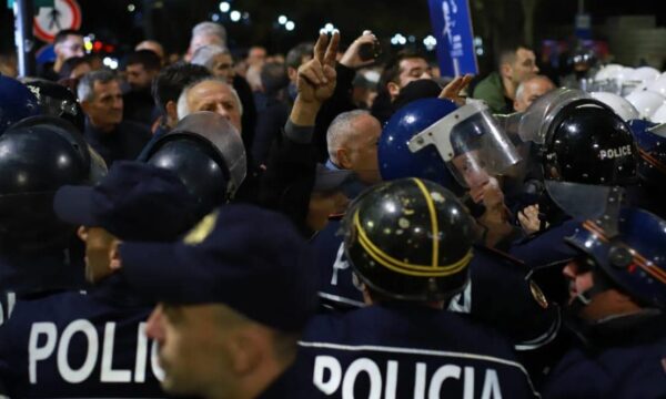 protesta-e-pd-se,-reagon-policia-e-tiranes:-do-perballen-me-pasoja-per-bllokimin-e-akseve