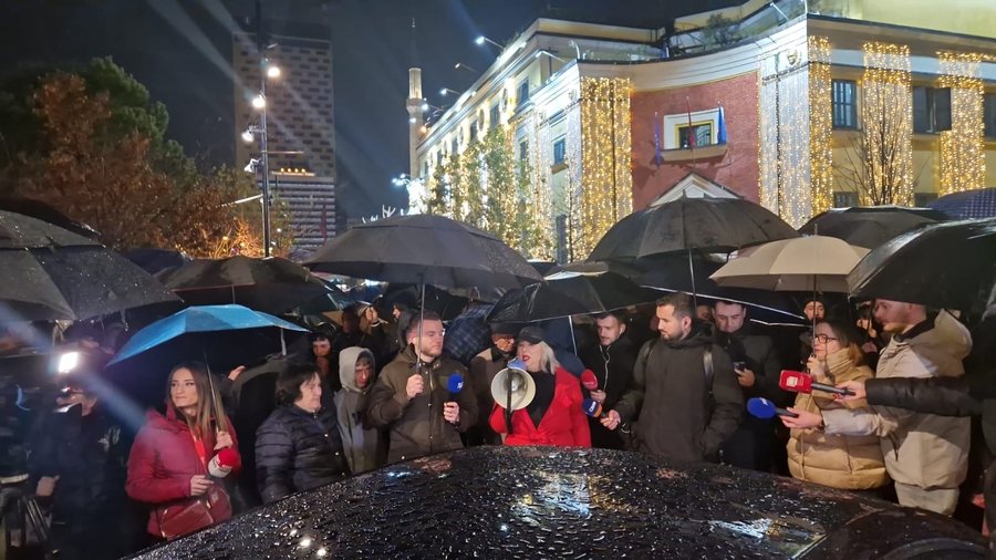 nenkryetarit-te-kuvendit-te-shqiperise-i-bie-te-fiket-ne-protesten-e-opozites