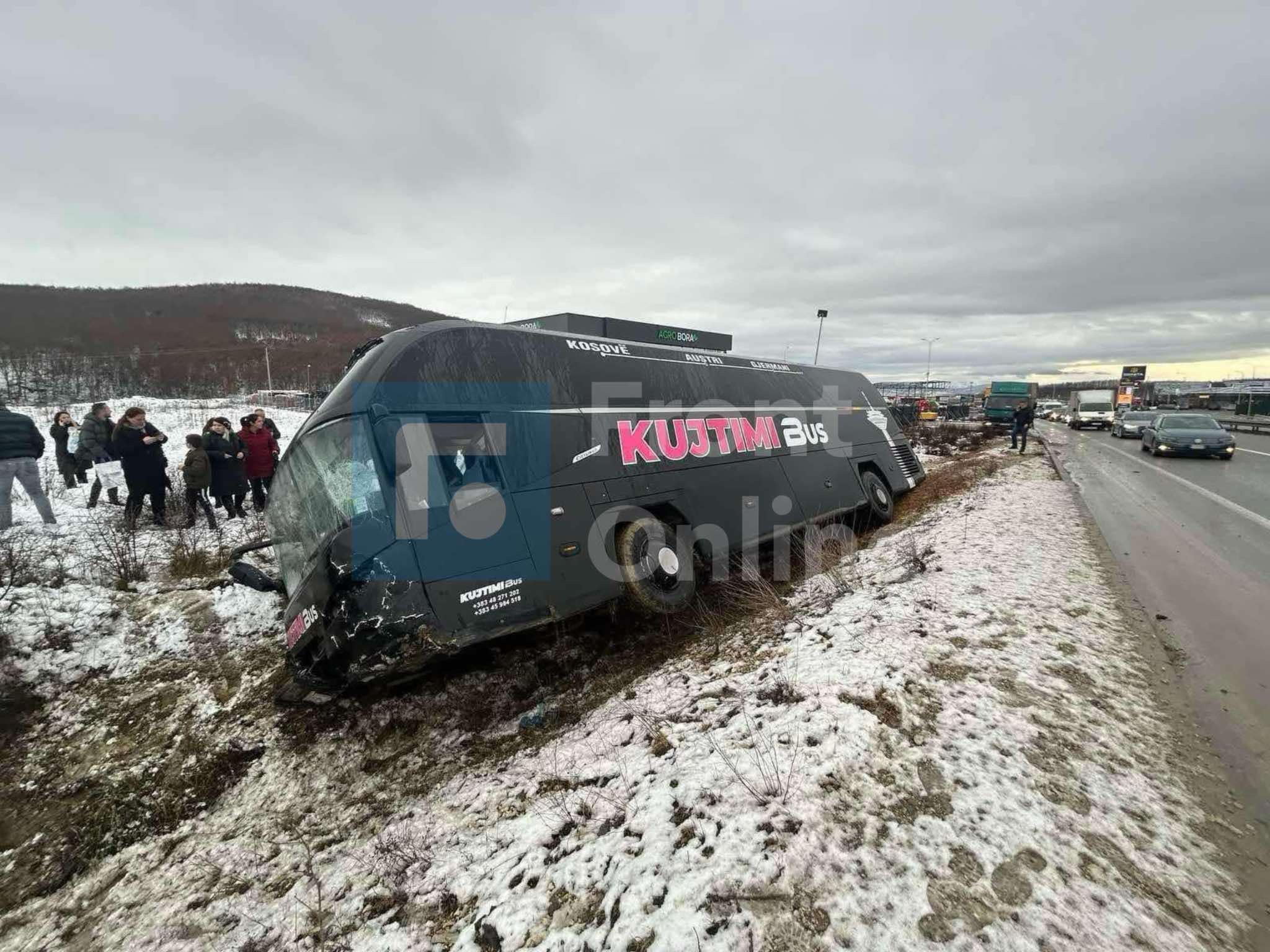 tre-te-lenduar-nga-aksidenti-ne-magjistralen-peje-prishtine,-te-perfshire-nje-autobus-dhe-nje-makine