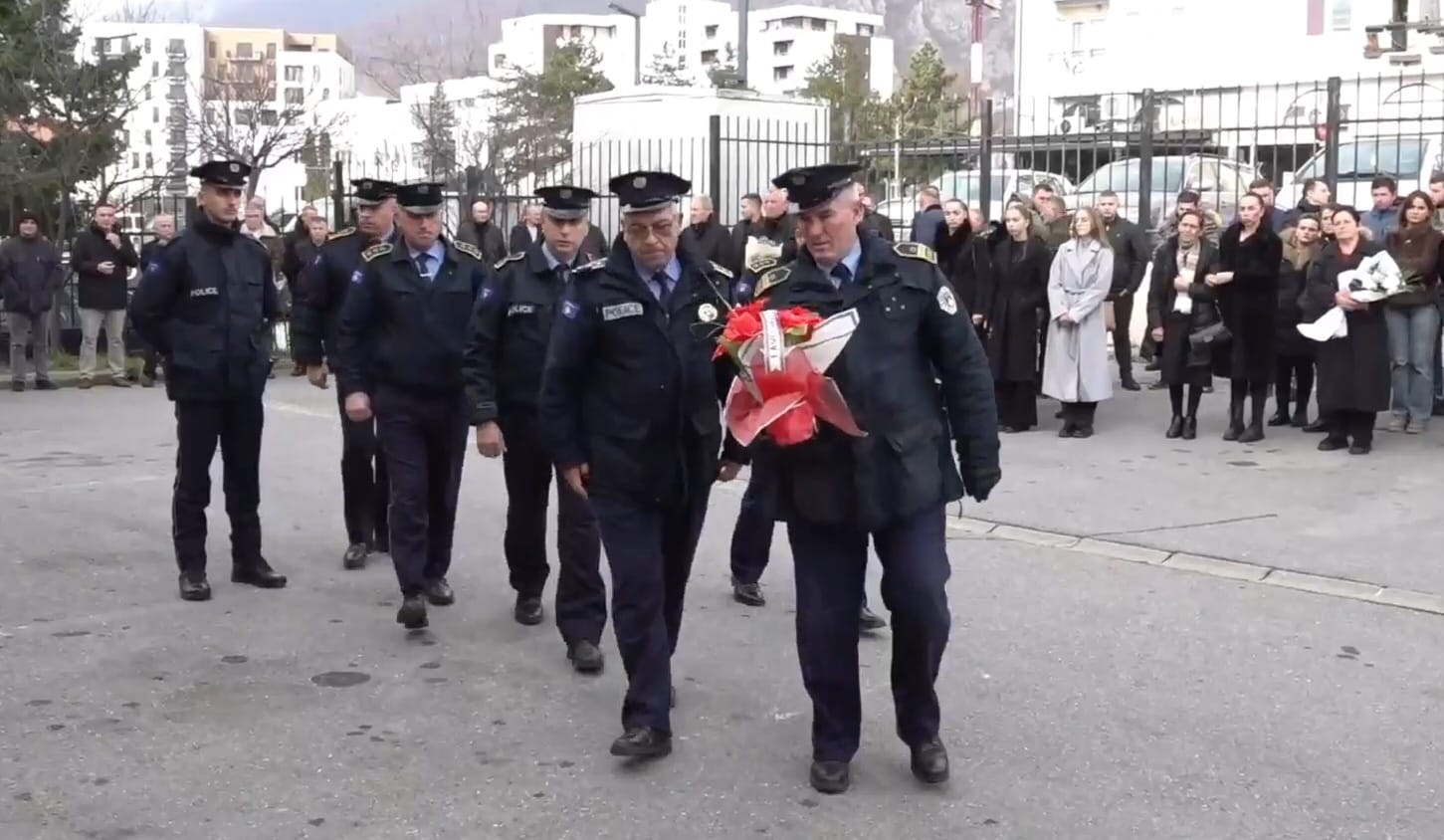 policia-dhe-familjaret-e-perkujtojne-izet-demajn,-i-vendosin-lule-tek-pllaka-perkujtimore