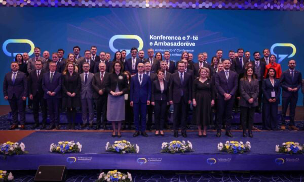 martin-berishaj-kthehet-ne-prishtine,-merr-pjese-ne-konferencen-e-ambasadoreve-–-aty-ishin-edhe-kurti-e-gervalla