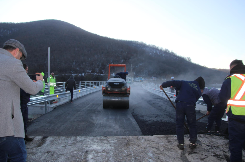 durmishi:-ura-ne-badoc-gati-per-hapje,-asfaltohet-dhe-pajiset-me-sinjalizim