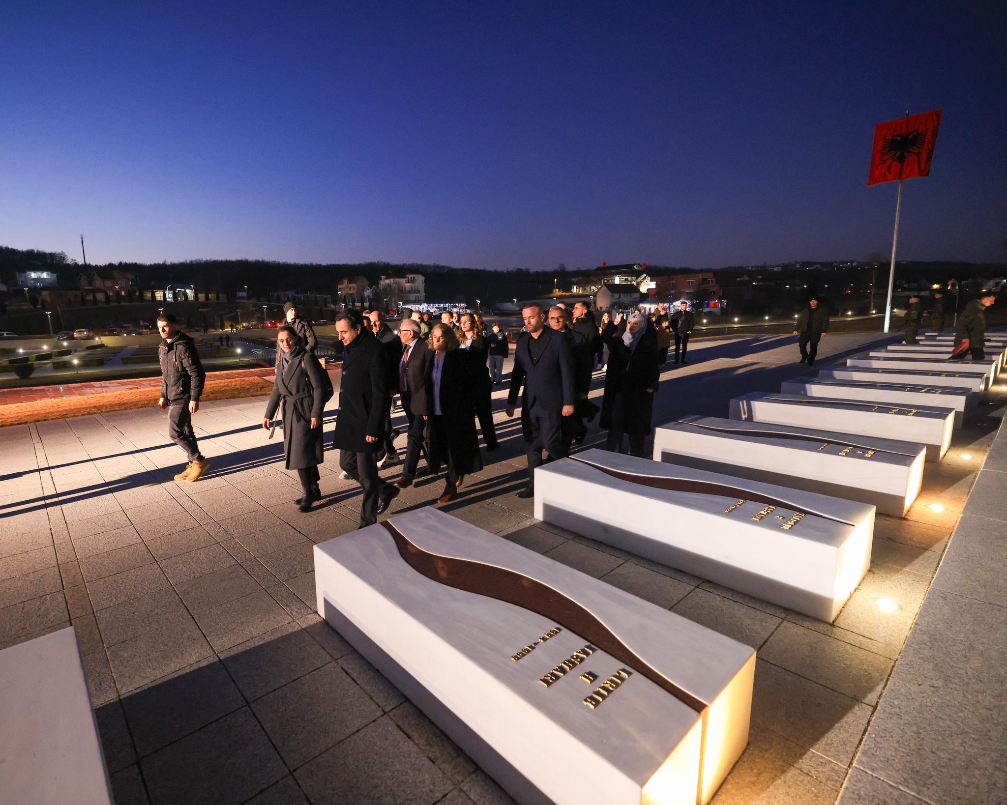 kurti-per-diten-e-veteranit-beri-nderime-te-kompleksi-memorial-“adem-jashari”