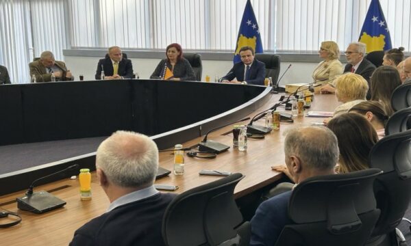 Kurti mirëpret qytetarët e Bosnjës, vizitorët e parë pa viza në Kosovë