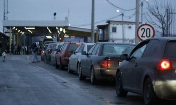 shtohen-kolonat-te-pikat-kufitare,-mbi-dy-ore-pritje-per-te-dale-nga-kosova