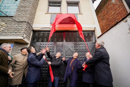 Abdixhiku në fshatin Kotradiq: Zbulon pllakën përkujtimore në ish Selinë e Shtabit të Brigadës 131, të UÇK-së