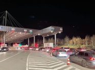 vazhdojne-kolonat-e-gjata-ne-kufi-–-qytetaret-presin-gati-6-ore-ne-merdare-per-te-dale-nga-kosova