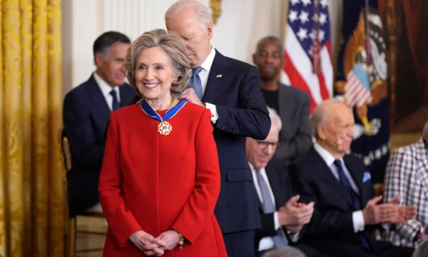 hillary-clinton-merr-medaljen-presidenciale-te-lirise-nga-biden