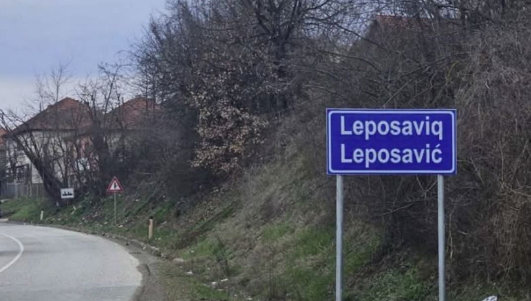 Po shkruanin grafite në Leposaviq, policia kap në flagrancë tre persona, sekuestron maskë dhe sprej