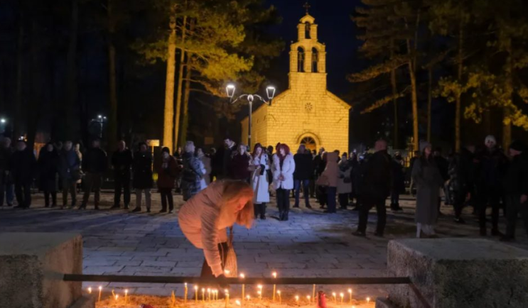 mijera-njerez-protestojne-ne-mal-te-zi,-kerkohet-doreheqja-e-ministrit-te-brendshem