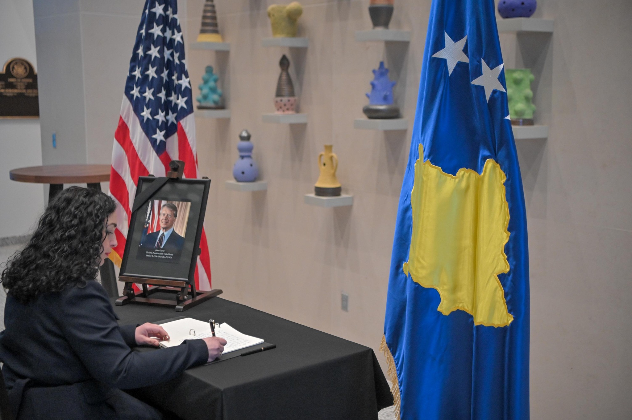 presidentja-osmani-nenshkruhet-ne-librin-e-zise-per-presidentin-carter:-kosova-gjithmone-do-ta-nderoje-trashegimine-e-tij