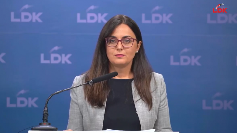 Lushaku-Sadriu: S’ka më ndërrim të tretë në shkollat e Prishtinës