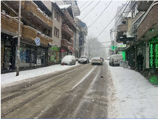 Reshjet e borës vështirësojnë qarkullimin e trafikut në kryeqytet dhe përreth tij