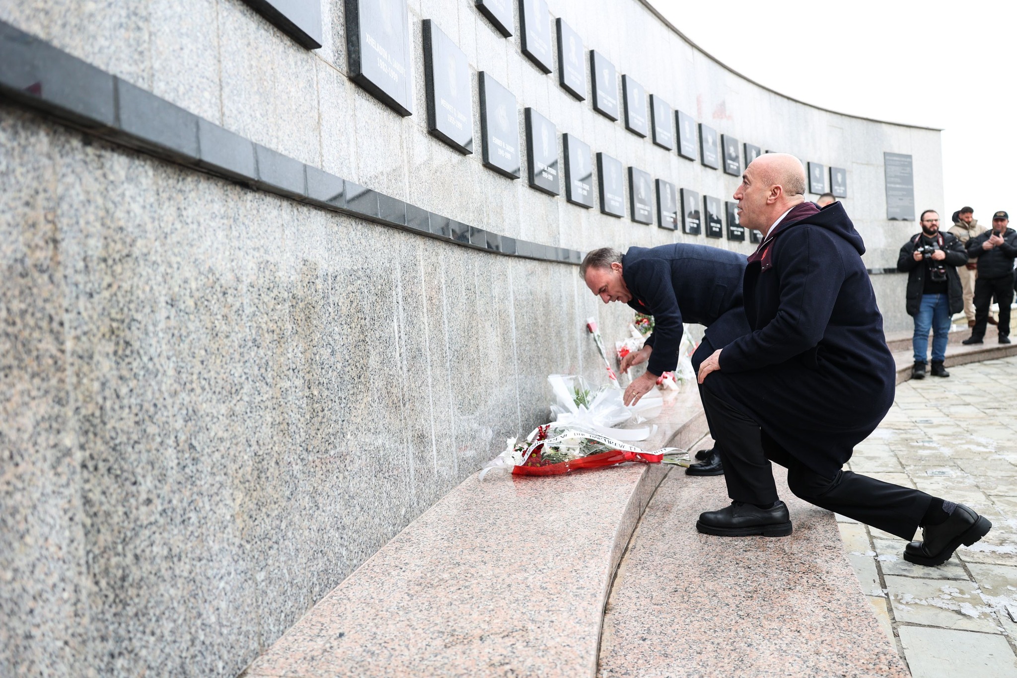 haradinaj-ben-homazhe-ne-recak-bashke-me-partneret-e-koalicionit