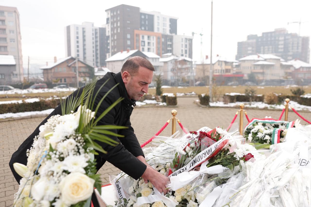 Daut Haradinaj nderon Ibrahim Rugovën në 19 vjetorin e vde*kjes së tij