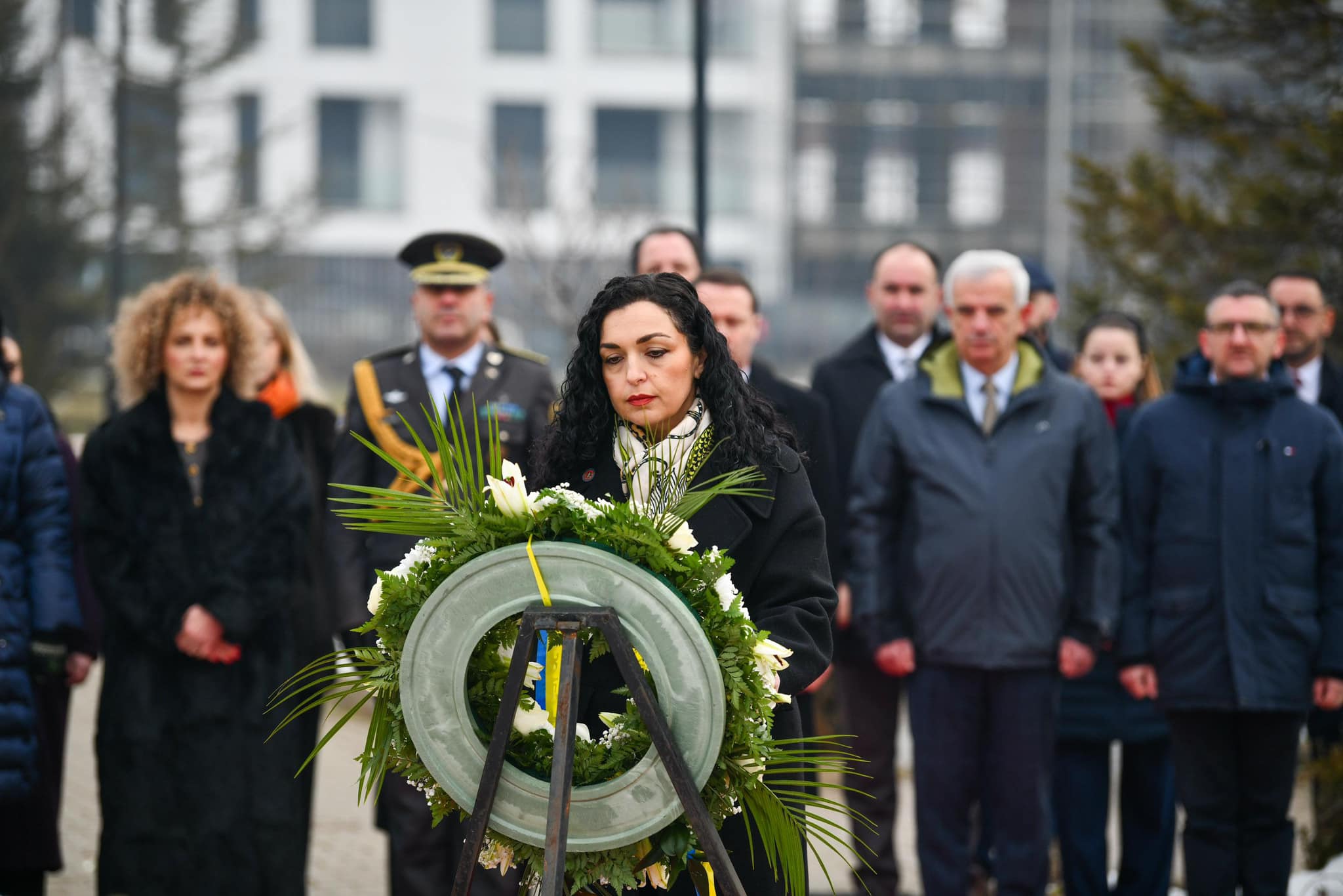 Osmani bën homazhe te va*rri i Rugovës në 19-vjetorin e vde*kjes së tij: Njeriu që udhëhoqi popullin e Kosovës në rrugën drejtë lirisë dhe pavarsisë