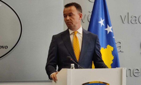 Ministri Peci ndan 300 mijë euro për organizatat joqeveritare, nuk e kishte as në planin e punës së MBPZHR’së