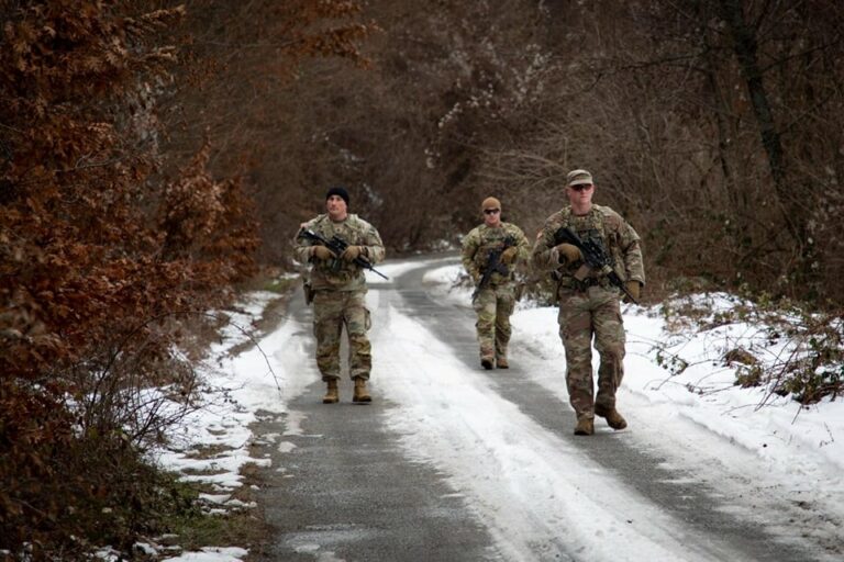 ushtaret-amerikane-te-kfor-it-kryejne-patrullime-ne-kufirin-kosove-serbi