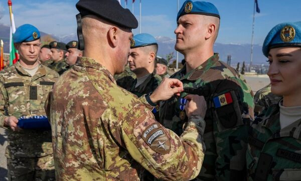 nderrohet-kontingjenti-moldavian-i-kfor-it,-ushtaret-nderohen-me-medalje-per-sherbimin