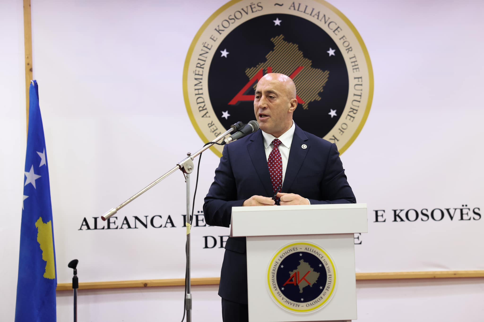 “Ua hoqa maskat dhe qebën”, Haradinaj i përgjigjet gjuhës ofenduese të qeveritarëve