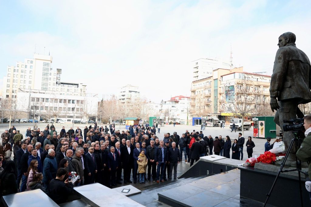 haradinaj-ben-homazhe-per-zahir-pajazitin,-edmond-hoxhen-dhe-hakif-zejnullahun