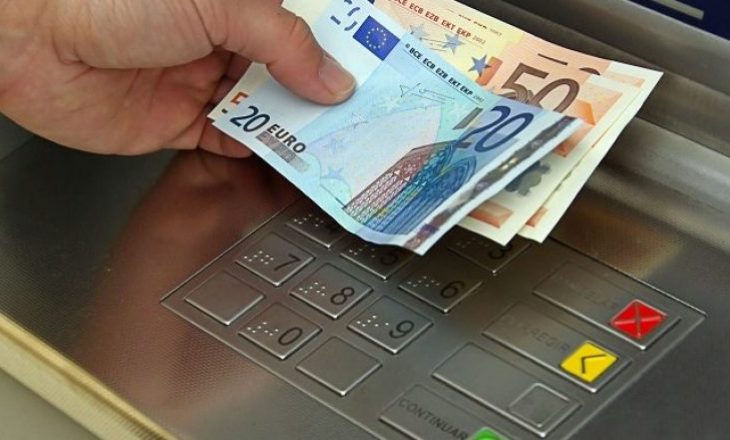 Ekzekutohen pagat me rritje për sektorin publik, 55 euro më shumë