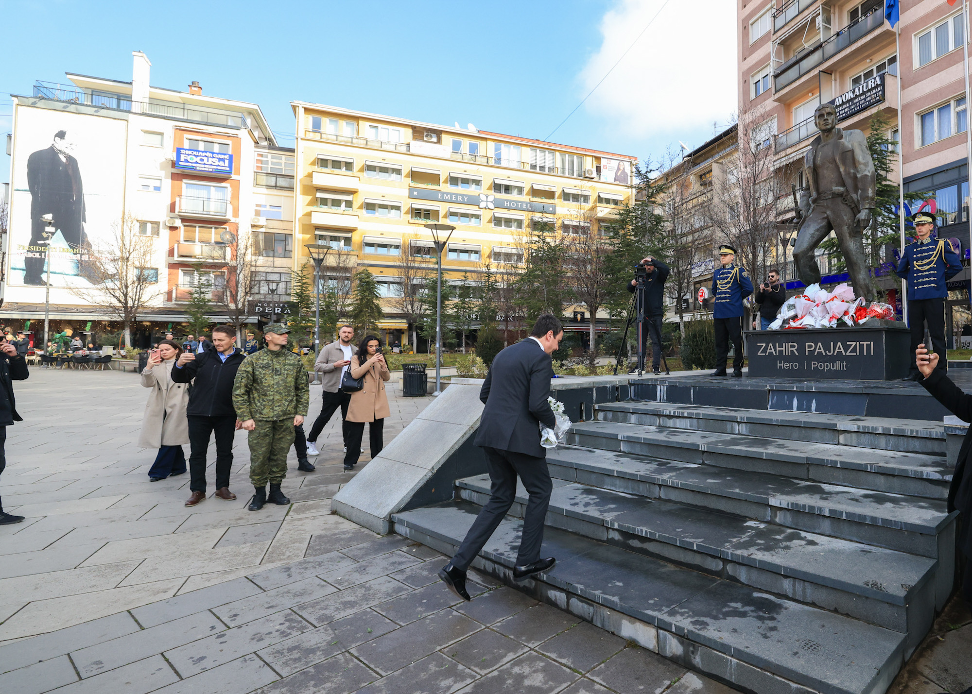 Kryeministri Kurti bëri homazhe te shtatorja e heroit Zahir Pajaziti