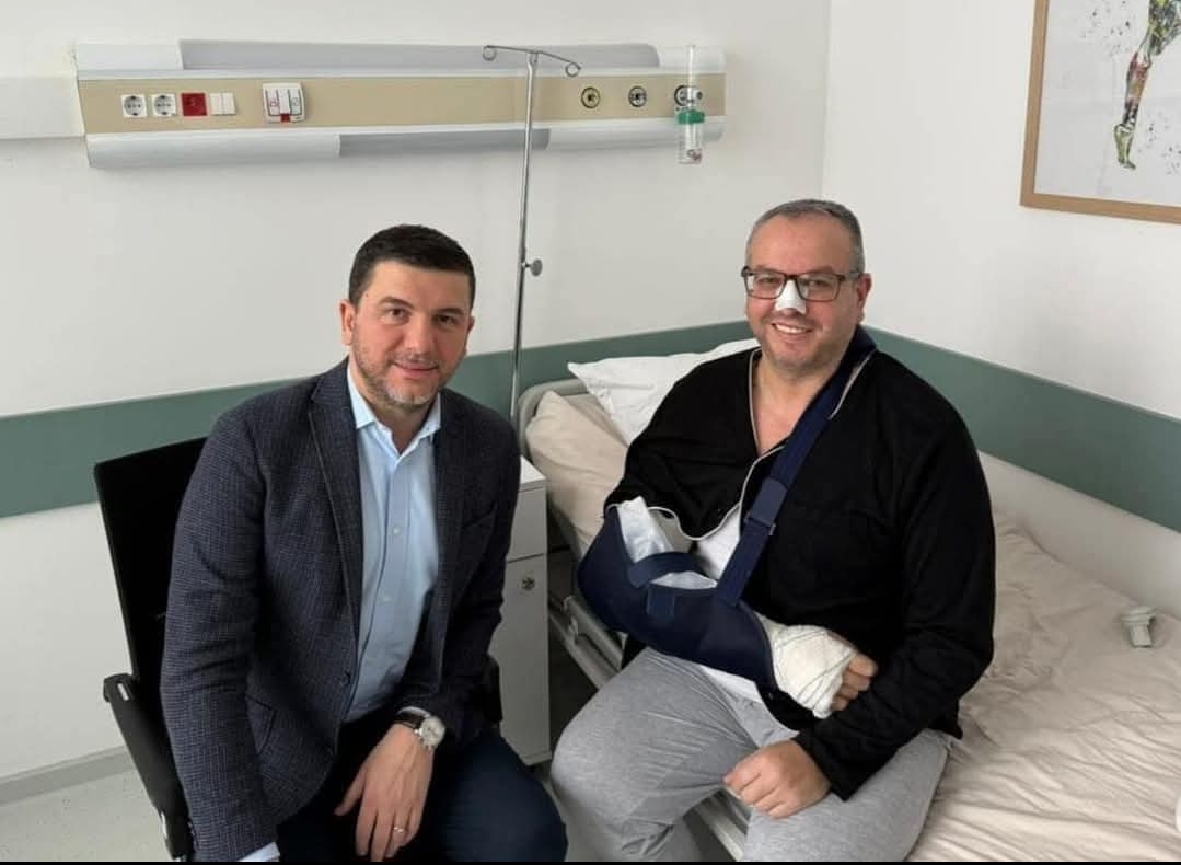 Memli Krasniqi viziton Betim Gjoshin në spital pas lëndimit që pësoi gjatë fushatës