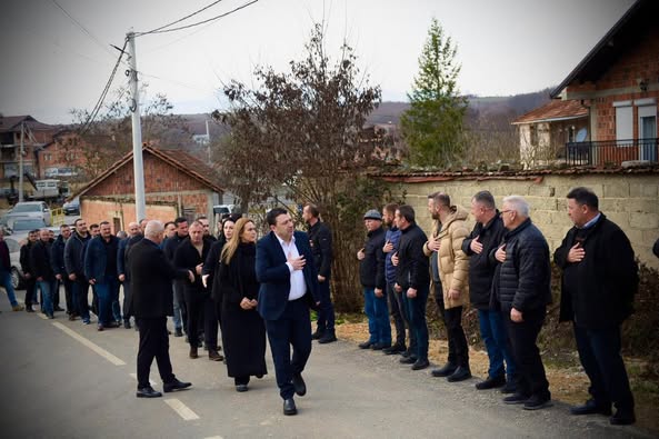 Hajdar Beqa qëndroi sot pranë familjeve të tre djemve të Jabllanicës së Dushkajes për t’u shprehur ngushëllimet