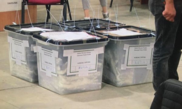 Arrijnë votat e para nga diaspora nëpërmjet pikëkalimit të Vërmicës, u transportuan me veturë