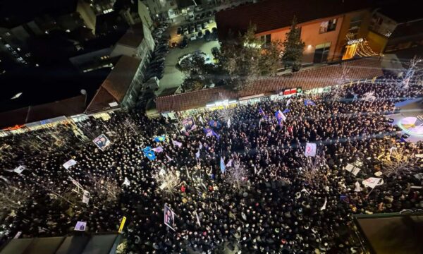 LDK: Abdixhiku nga tubimi masiv në sheshin e Podujevës: Fitore dhe asgjë më pak