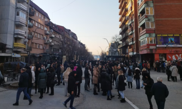 Serbët votojnë më të madhe, mblidhen në qendër të qytetit