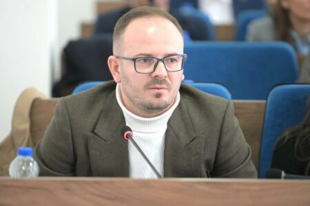 Asamblisti i VV-së në Podujevë thyen rregullin për heshtje zgjedhore: Kosova ka nevojë për Albin Kurtin