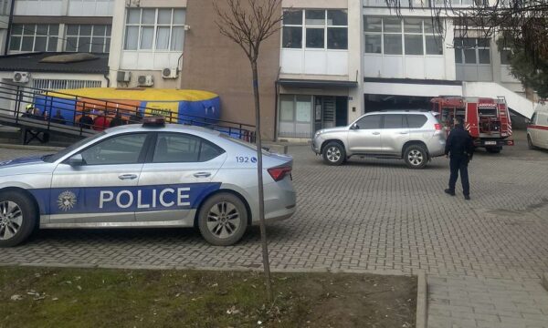 Incidenti në QKUK, policia njofton se ka neutralizuar një burrë që “ia kufizoi lëvizjen” gruas së tij në vendin e punës