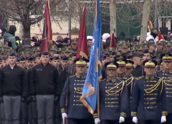 FSK dhe Policia e Kosovës nisin ceremoninë e parakalimit në nder të 17-vjetorit të Pavarësisë