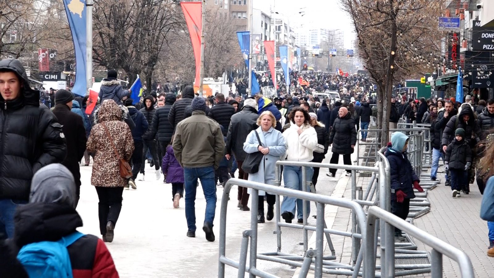 Qytetarët e Kosovës festojnë 17-vjetorin e Pavarësisë, shpresojnë për një të ardhme më të mirë dhe të qëndrueshme