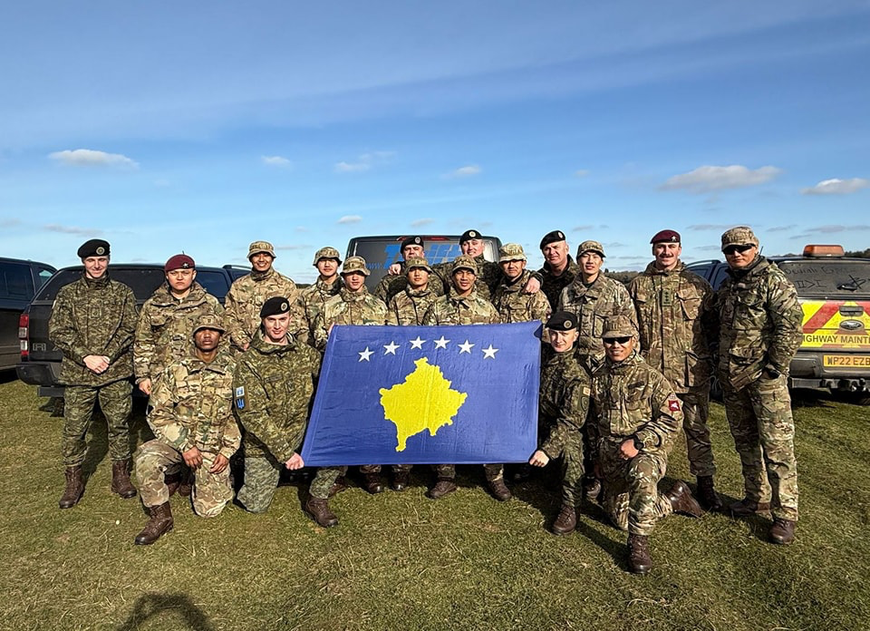 Me fotografinë e ushtarëve të FSK-së, Ambasada e MB uron Kosovën për 17 vjetorin e Pavarësisë