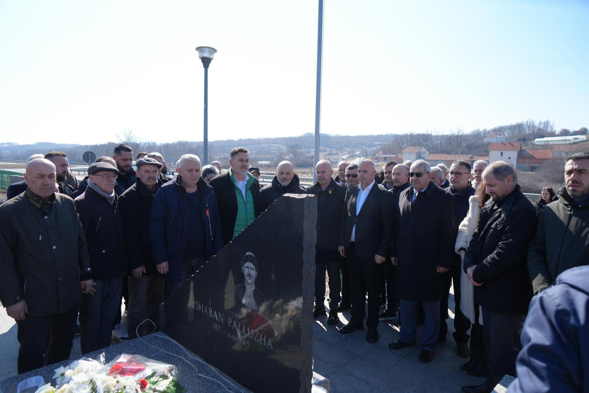 Lladrovci me bashkëpunëtorë bën homazhe tek va rri i Shaban Polluzhës