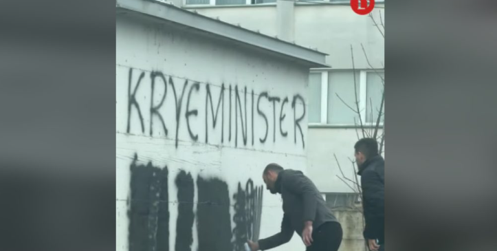 Aktivistët e VV-së e fshijnë grafitin “Kryeministër Hajvan”