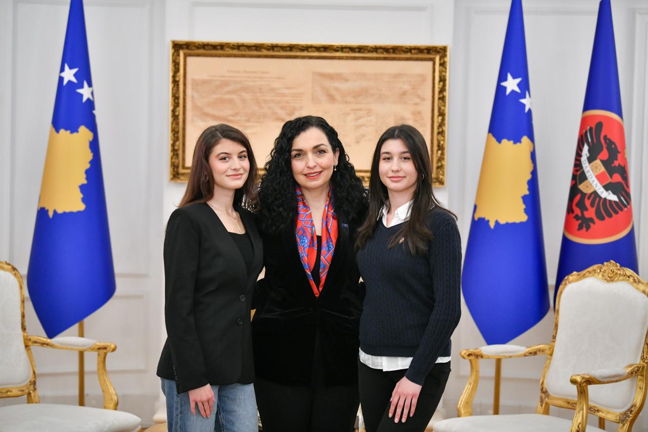 Presidentja Osmani takon Kampionet e gjimnastikës, motrat Lisa dhe Vilëza Zeqirin