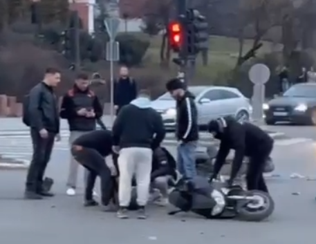 Dy të lënduar nga aksidenti ndërmjet dy motoçikletave dhe një veture në Prishtinë