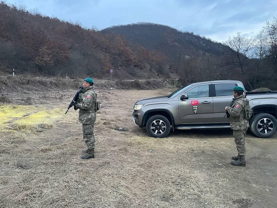 Ushtarët turq të KFOR-it patrullojnë përgjatë vijës kufitare