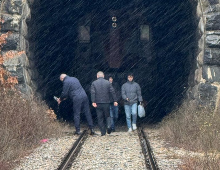 Prishet brenda tunelit treni i linjës Prishtinë – Pejë, rrezikohen udhëtarët