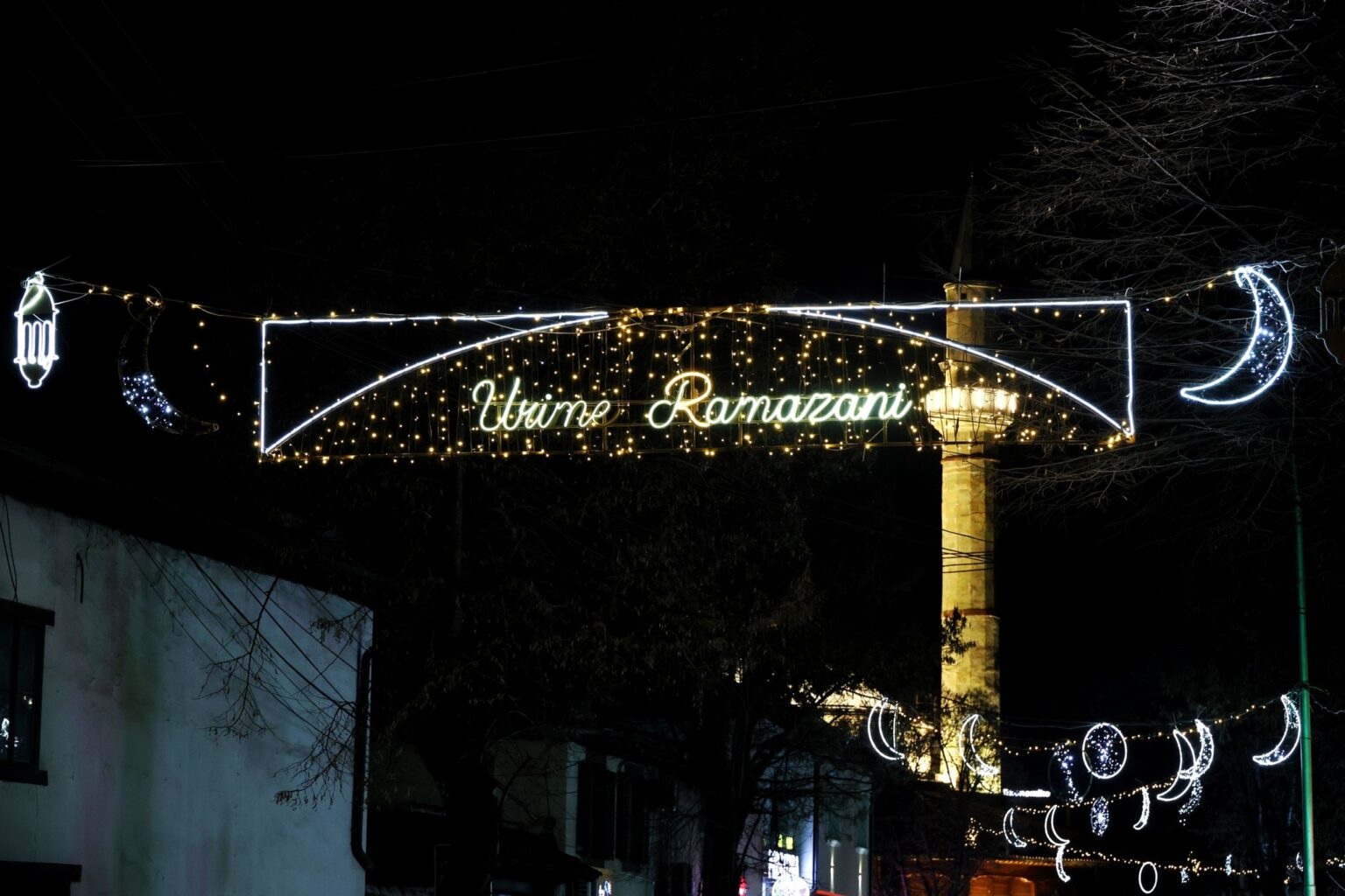 Një pjesë e vjetër e Prishtinës dekorohet për nderë të Ramazanit