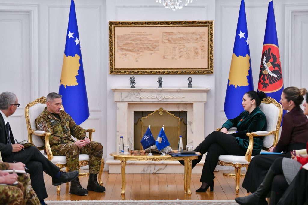 presidentja-osmani-priti-ne-takim-komandantin-e-kfor-it,-gjeneralmajor-enrico-barduani