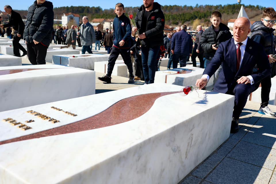 Haradinaj bën homazhe në Prekaz: Familja Jashari, zemër e qëndresës sonë, lufta e UÇK-së, vulë e krenarisë