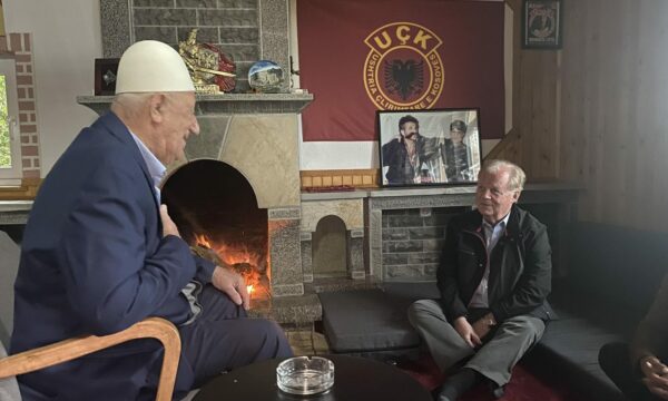 ambasadori-dhe-ish-kongresisti-amerikan,-tony-p.-hall,-i-shpreh-ngushellime-presidentit-thaci